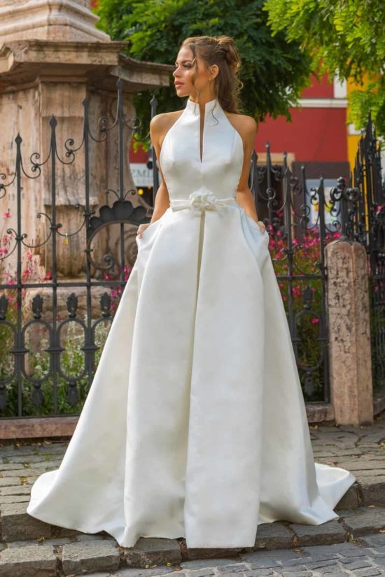 A vonalú, halter nyakú elegáns, letisztult, minimalista menyasszonyi ruha a 2022 évi Jesus Peiro kollekciónkból. Style: 150. Modell: Kecskés Enikő, Miss Universe Hungary szépségkirálynő, Fotó: Dévai Zoltán, Helyszín: Szentendre.