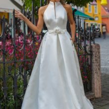 A vonalú, halter nyakú elegáns, letisztult, minimalista menyasszonyi ruha a 2022 évi Jesus Peiro kollekciónkból. Style: 150. Modell: Kecskés Enikő, Miss Universe Hungary szépségkirálynő, Fotó: Dévai Zoltán, Helyszín: Szentendre. Elölről