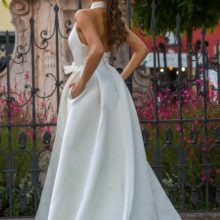 A vonalú, halter nyakú elegáns, letisztult, minimalista menyasszonyi ruha a 2022 évi Jesus Peiro kollekciónkból. Style: 150. Modell: Kecskés Enikő, Miss Universe Hungary szépségkirálynő, Fotó: Dévai Zoltán, Helyszín: Szentendre. Hátulról