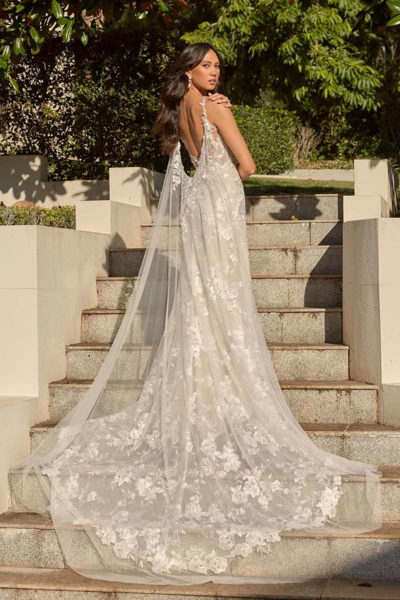 Egyenes vonalú, spagettipántos esküvői ruha csipke és tüll kombinálásával a romantikus vintage, bohó stílus kedveslőienk. Különlegessége az elegáns tüllpalást.Style. Madi Lane "Dahla". Kizárólag az Eklektika szalonban! Hátulról, palásttal