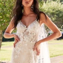 Egyenes vonalú, spagettipántos esküvői ruha csipke és tüll kombinálásával a romantikus vintage, bohó stílus kedveslőienk. Különlegessége az elegáns tüllpalást.Style. Madi Lane "Dahla". Kizárólag az Eklektika szalonban! Elölről közelről palásttal