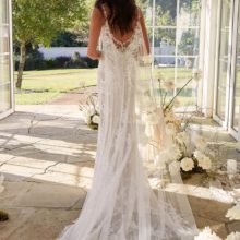 Egyenes vonalú, spagettipántos esküvői ruha csipke és tüll kombinálásával a romantikus vintage, bohó stílus kedveslőienk. Különlegessége az elegáns tüllpalást.Style. Madi Lane "Dahla". Kizárólag az Eklektika szalonban! Hátulról, palásttal