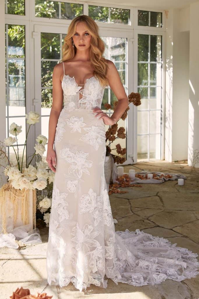 egyenes vonalú menyasszonyi ruha