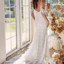 Bohém és romantikus sellő fazonú esküvői ruha klasszikus csipkéből, vékony spagettipántokkal. Style: Madi Lane "Dezi". hátulról