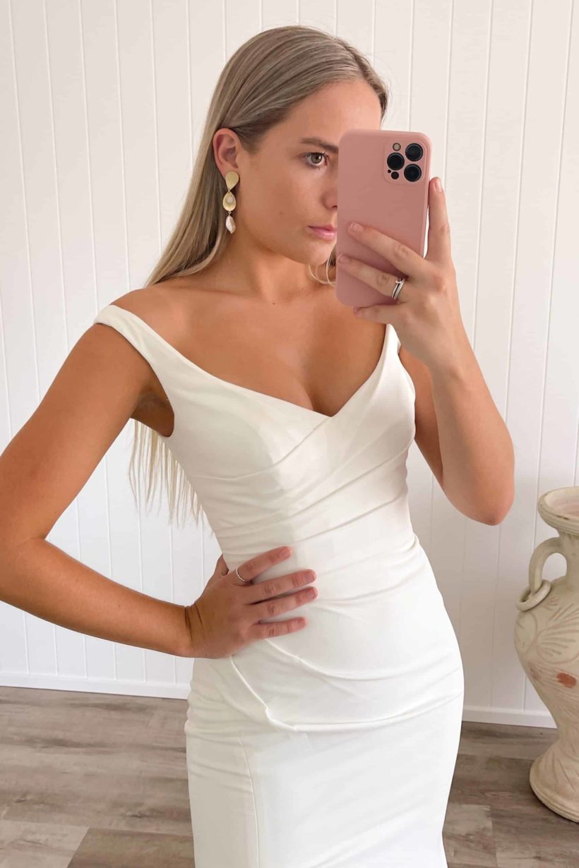 Menyasszonyi ruha próba egy esküvői ruhaszalonban. Style: Madi Lane "Darnelle" 3