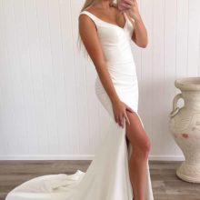 Menyasszonyi ruha próba egy esküvői ruhaszalonban. Style: Madi Lane "Darnelle" 1