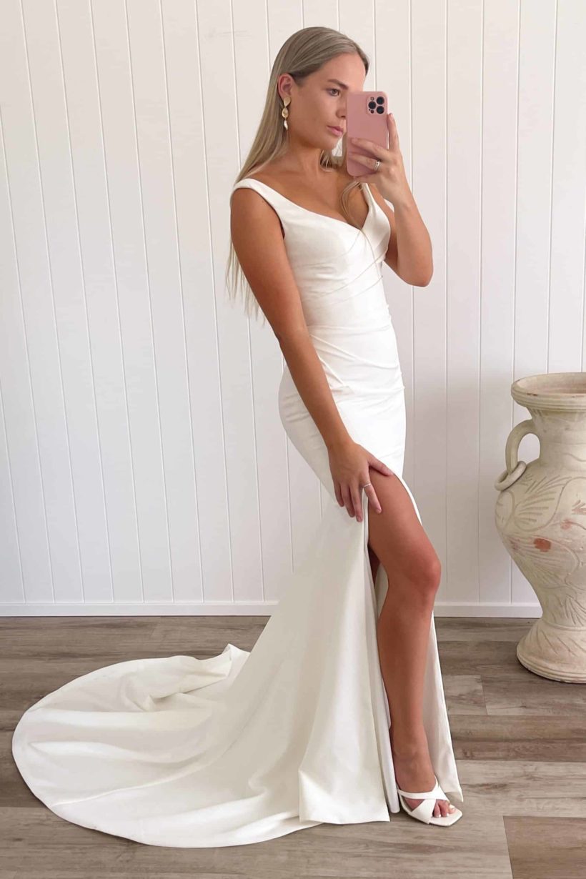 Menyasszonyi ruha próba egy esküvői ruhaszalonban. Style: Madi Lane "Darnelle" 1