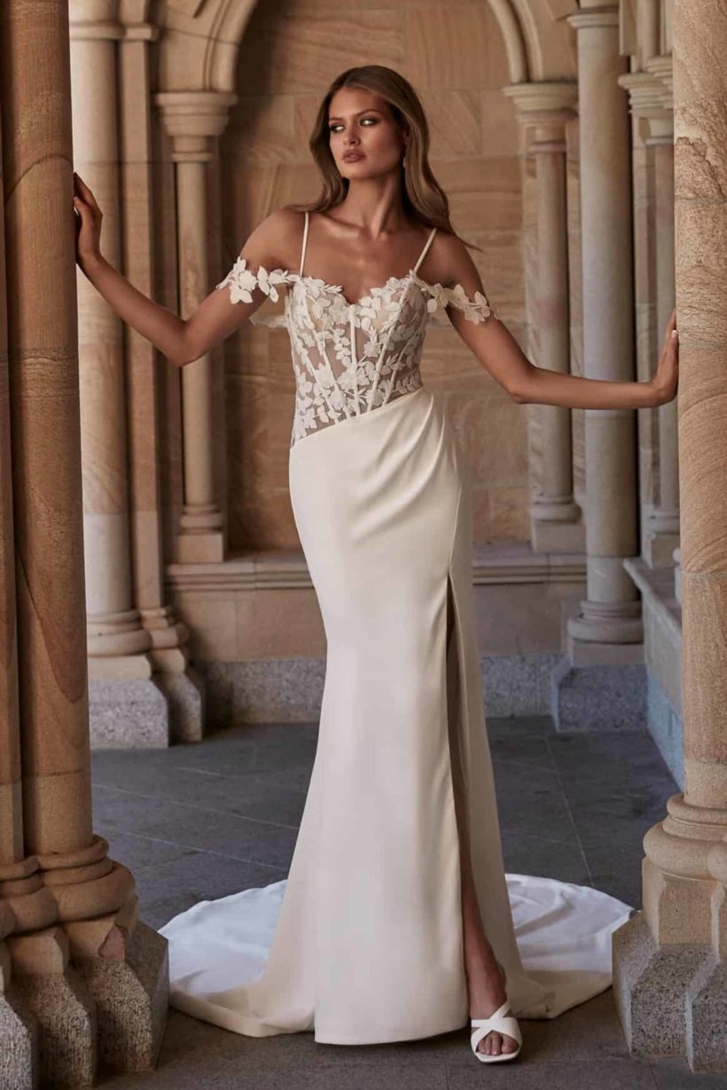 Modern, elegáns, egyszerű sellő menyasszonyi ruha csipke bodyval, magasan sliccelt szoknyával, spagettpánttal és ejtett karpánttal. Style: Evie Young "Lexi"