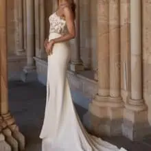 Modern, elegáns, egyszerű sellő menyasszonyi ruha csipke bodyval, magasan sliccelt szoknyával, spagettpánttal és ejtett karpánttal. Style: Evie Young "Lexi" oldalról