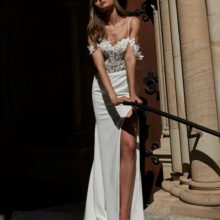 Modern, elegáns, egyszerű sellő menyasszonyi ruha csipke bodyval, magasan sliccelt szoknyával, spagettpánttal és ejtett karpánttal. Style: Evie Young "Lexi" elölről2