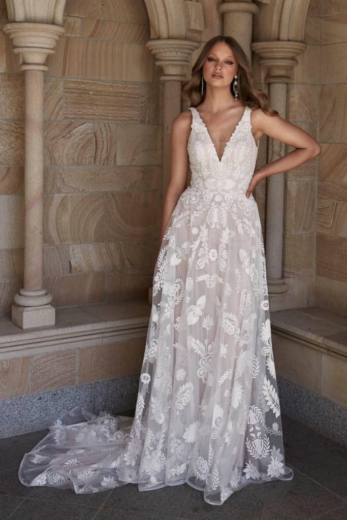 Szolíd, A vonalú, hercegnős menyasszonyi ruha széles vállpántokkal, egyedi hímzett csipkéből. Elölről fotózva