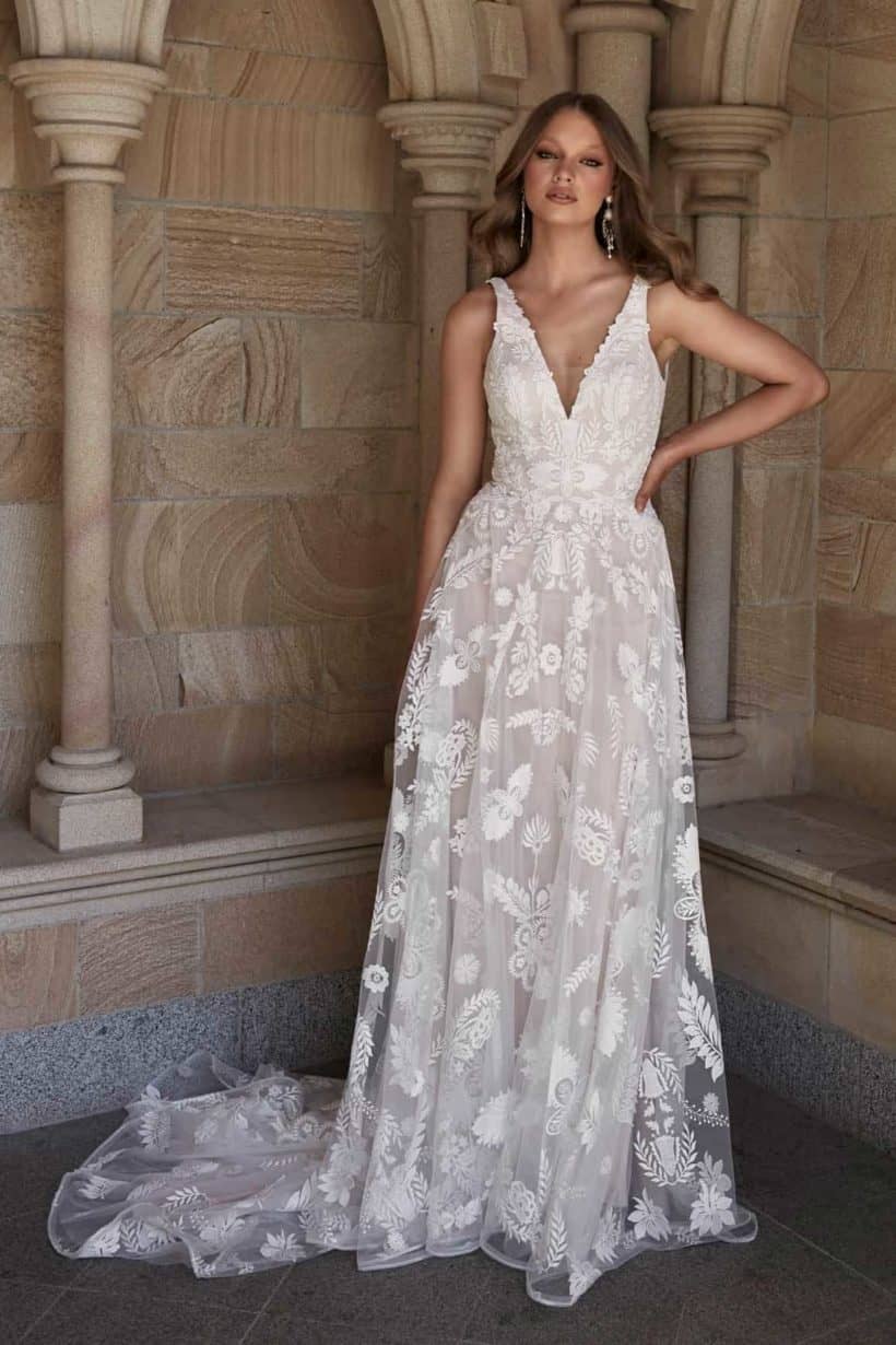 Szolíd, A vonalú, hercegnős menyasszonyi ruha széles vállpántokkal, egyedi hímzett csipkéből. Elölről fotózva