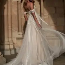 Klasszikusan romantikus, ugyanakkor modern esküvői ruha A vonalú, hercegnős tüll szoknyával, csipke bodyval és levehető karpánttal. Evie Young "Zyla" Hátulról