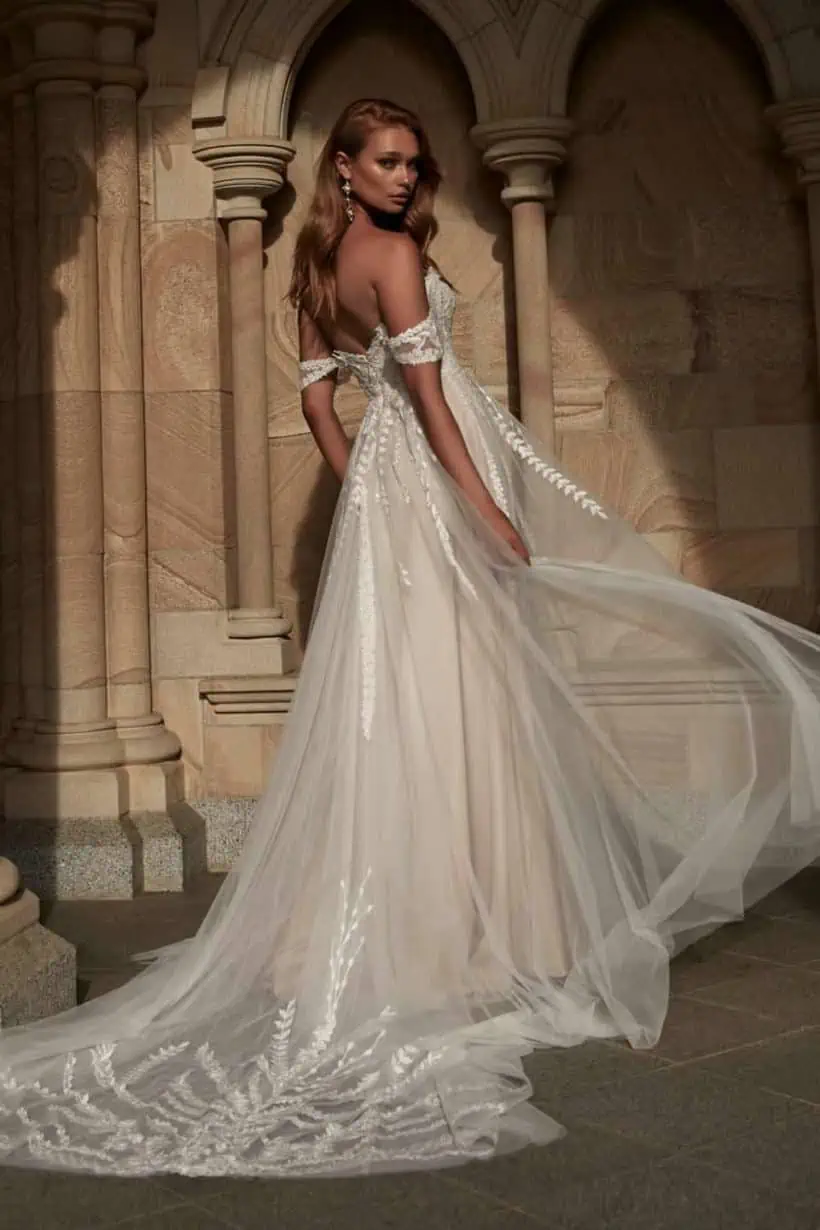 Klasszikusan romantikus, ugyanakkor modern esküvői ruha A vonalú, hercegnős tüll szoknyával, csipke bodyval és levehető karpánttal. Evie Young "Zyla" Hátulról