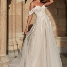 Klasszikusan romantikus, ugyanakkor modern esküvői ruha A vonalú, hercegnős tüll szoknyával, csipke bodyval és levehető karpánttal. Evie Young "Zyla" Image