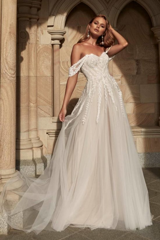 Klasszikusan romantikus, ugyanakkor modern esküvői ruha A vonalú, hercegnős tüll szoknyával, csipke bodyval és levehető karpánttal. Evie Young "Zyla" Image