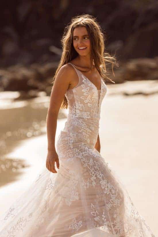 A vonalú, tüll menyasszonyi ruha csipkedíszítéssel, boho-vintage stílusban készÍtve. Tengerparti esküvőre is kitűnő választás! Style: Madi Lane "Jasmin" image