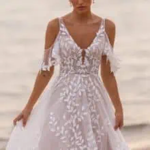 Romantikus A vonalú, vállpántos, csipke menyasszonyi ruha levehető karpánttal. Romantikus, bohém modell a Madi Line 2023 évi kollekciójából. Style: Jaya Közelről