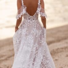 Romantikus A vonalú, vállpántos, csipke menyasszonyi ruha levehető karpánttal. Romantikus, bohém modell a Madi Line 2023 évi kollekciójából. Style: Jaya hátulról közelről