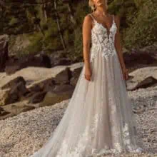 Romantikus, bohó, modern és fiatalos tüll menyasszonyi ruha. Érdekessége a 3D csipkedíszítés. Style: Madi Lane "Jenica" elölről