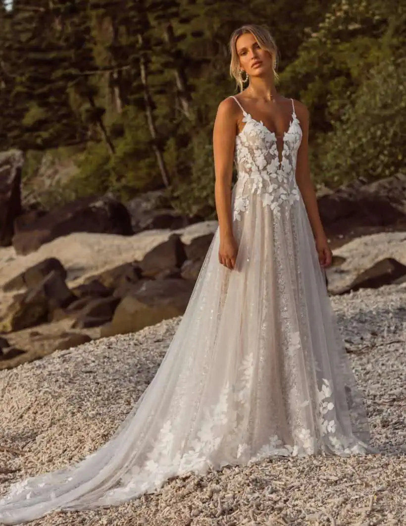 Romantikus, bohó, modern és fiatalos tüll menyasszonyi ruha. Érdekessége a 3D csipkedíszítés. Style: Madi Lane "Jenica" elölről