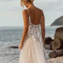 Romantikus, bohó, modern és fiatalos tüll menyasszonyi ruha. Érdekessége a 3D csipkedíszítés. Style: Madi Lane "Jenica" hátulról