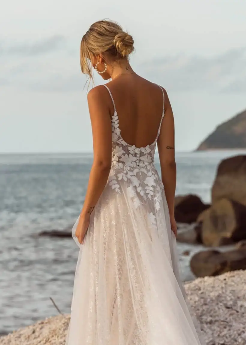 Romantikus, bohó, modern és fiatalos tüll menyasszonyi ruha. Érdekessége a 3D csipkedíszítés. Style: Madi Lane "Jenica" hátulról