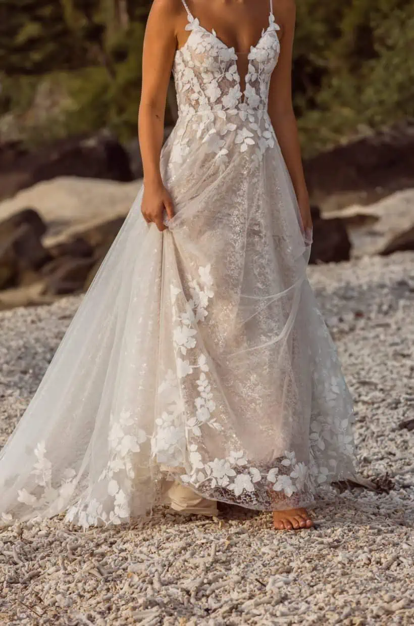 Romantikus, bohó, modern és fiatalos tüll menyasszonyi ruha. Érdekessége a 3D csipkedíszítés. Style: Madi Lane "Jenica" Szoknya anyaga