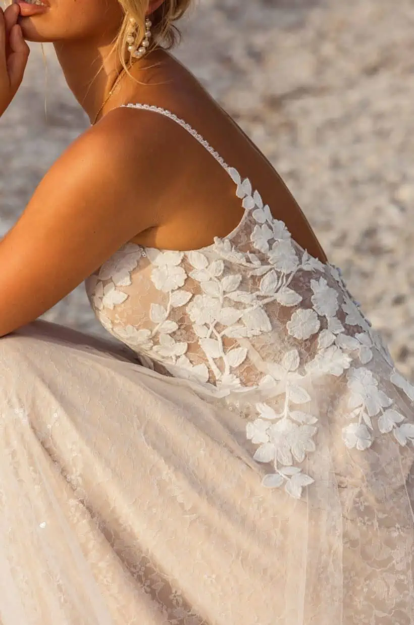 Romantikus, bohó, modern és fiatalos tüll menyasszonyi ruha. Érdekessége a 3D csipkedíszítés. Style: Madi Lane "Jenica" ülő fotó