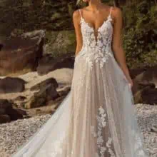 Romantikus, bohó, modern és fiatalos tüll menyasszonyi ruha. Érdekessége a 3D csipkedíszítés. Style: Madi Lane "Jenica"