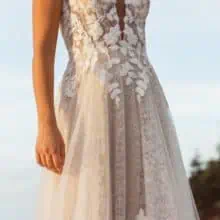 Romantikus, bohó, modern és fiatalos tüll menyasszonyi ruha. Érdekessége a 3D csipkedíszítés. Style: Madi Lane "Jenica" ruha anyaga