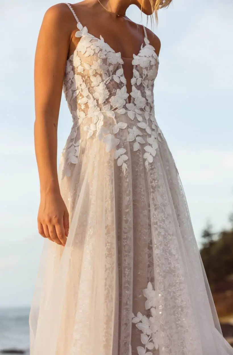 Romantikus, bohó, modern és fiatalos tüll menyasszonyi ruha. Érdekessége a 3D csipkedíszítés. Style: Madi Lane "Jenica" ruha anyaga