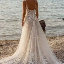 Romantikus, bohó, modern és fiatalos tüll menyasszonyi ruha. Érdekessége a 3D csipkedíszítés. Style: Madi Lane "Jenica" Hátulról
