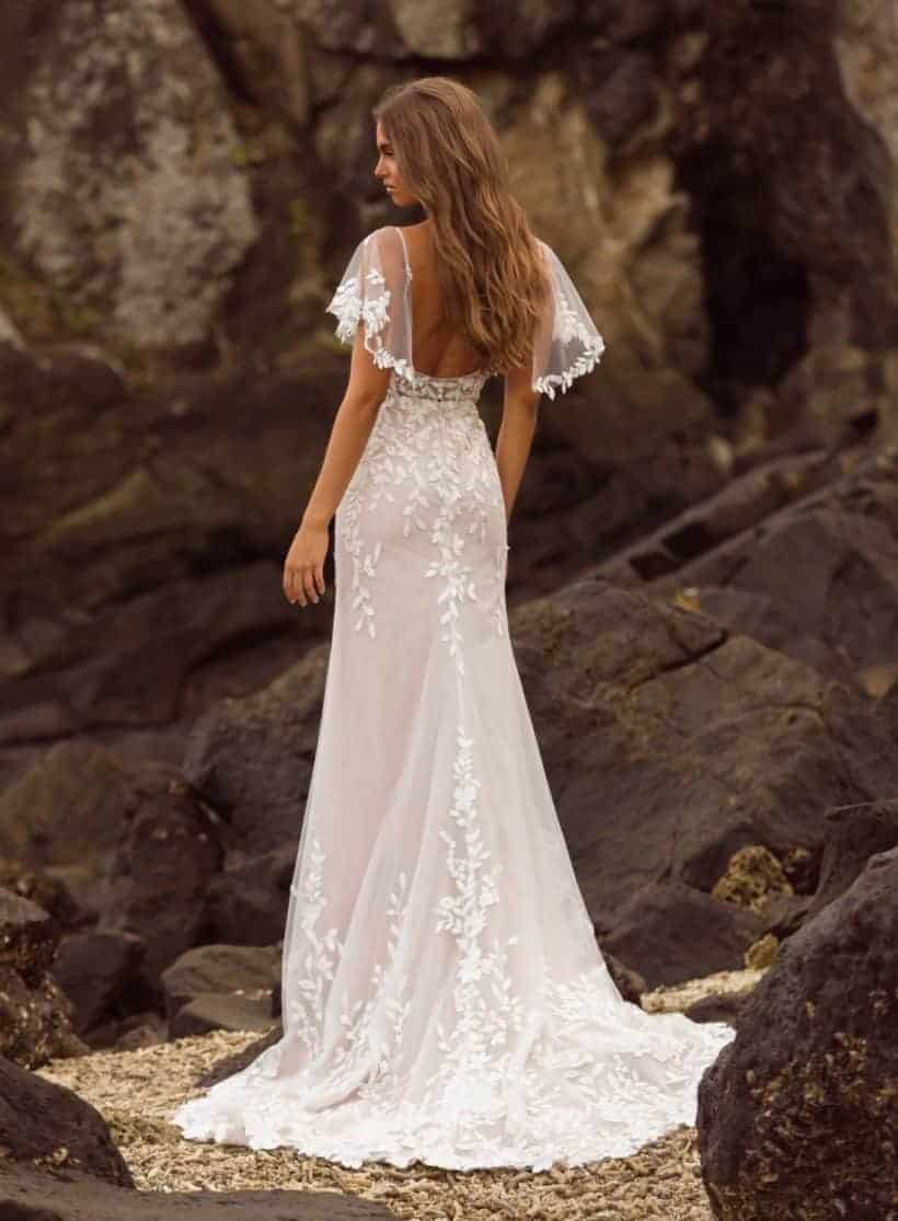 Egyenes vonalú, romantikus, kicsit bohém vintage stílusú csipke menyasszonyi ruha levehető karpánttal. Style: Madi Lane "Jenna" hátulról