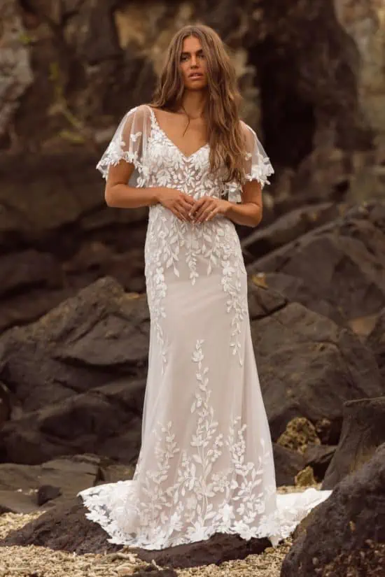 Egyenes vonalú, romantikus, kicsit bohém vintage stílusú csipke menyasszonyi ruha levehető karpánttal. Style: Madi Lane "Jenna" Image