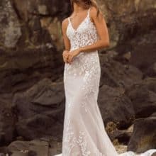 Egyenes vonalú, romantikus, kicsit bohém vintage stílusú csipke menyasszonyi ruha levehető karpánttal. Style: Madi Lane "Jenna" Elölről karpánt nélkül