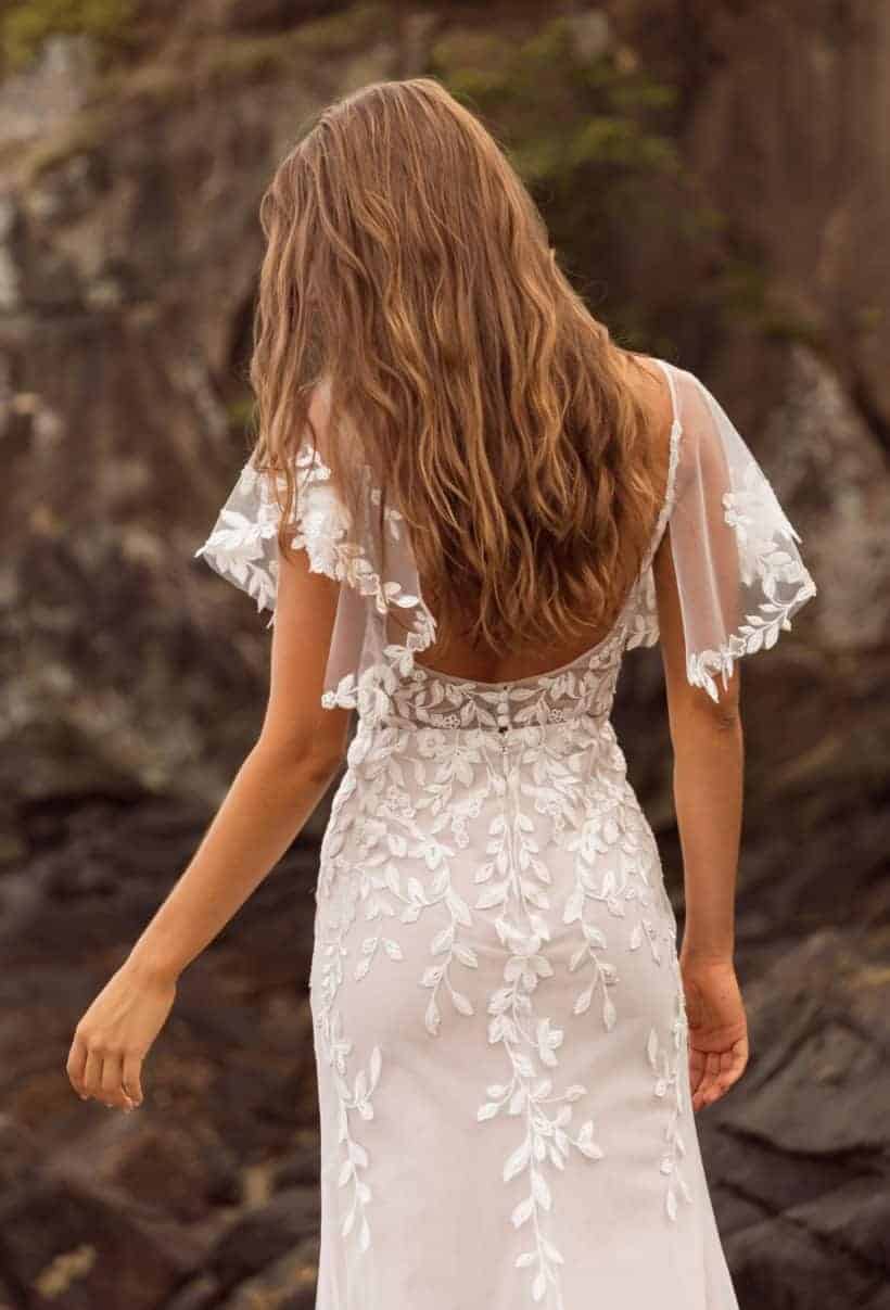 Egyenes vonalú, romantikus, kicsit bohém vintage stílusú csipke menyasszonyi ruha levehető karpánttal. Style: Madi Lane "Jenna" Hátulról közelről