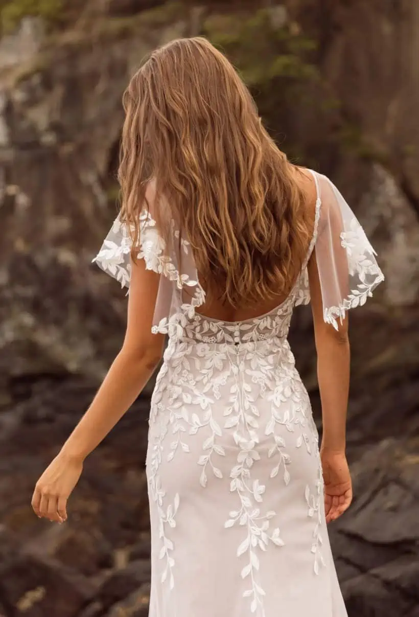 Egyenes vonalú, romantikus, kicsit bohém vintage stílusú csipke menyasszonyi ruha levehető karpánttal. Style: Madi Lane "Jenna" Hátulról közelről