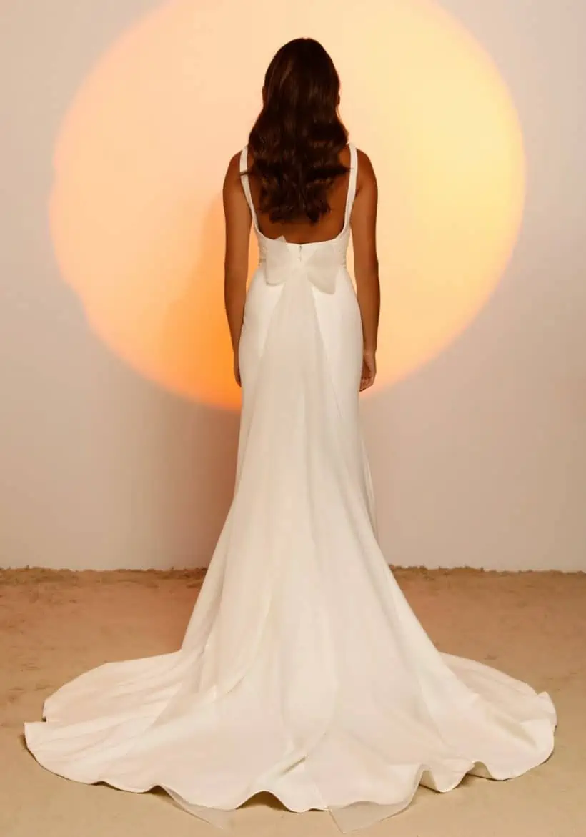 Egyszerű, sima, visszafogott, modern, elegáns, sellő fazonú menyasszonyi ruha a Madi Lane 2023 évi "Oasis" kollekcióból. Style: Jona Hátulról