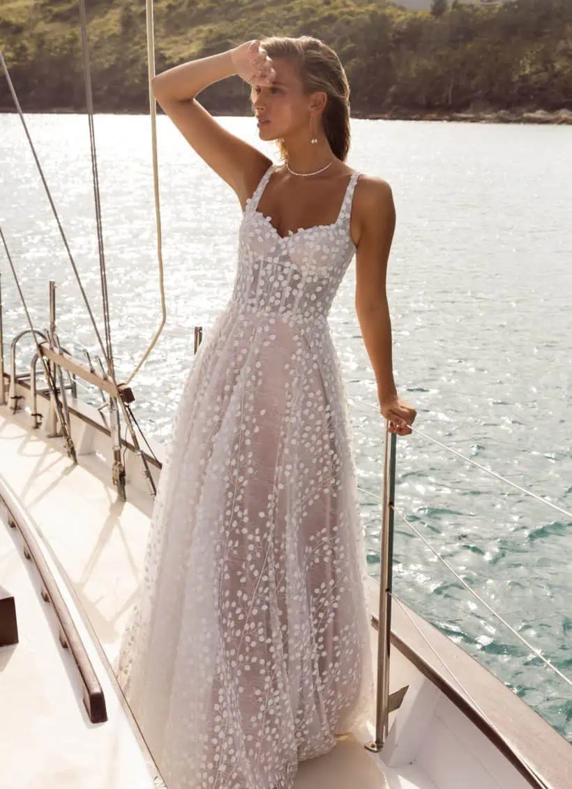 Romantikus, fiatalos, modern. Egy igazán bájos A vonalú tüll menyasszonyi ruha 3D csipkedíszekkel. Style: Madi Lane "Jordan" Szemből