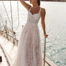 Romantikus, fiatalos, modern. Egy igazán bájos A vonalú tüll menyasszonyi ruha 3D csipkedíszekkel. Style: Madi Lane "Jordan" Szemből