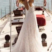 Romantikus, fiatalos, modern. Egy igazán bájos A vonalú tüll menyasszonyi ruha 3D csipkedíszekkel. Style: Madi Lane "Jordan". Hátulról