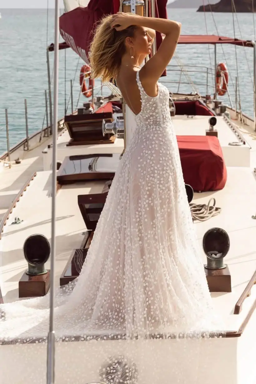 Romantikus, fiatalos, modern. Egy igazán bájos A vonalú tüll menyasszonyi ruha 3D csipkedíszekkel. Style: Madi Lane "Jordan". Hátulról