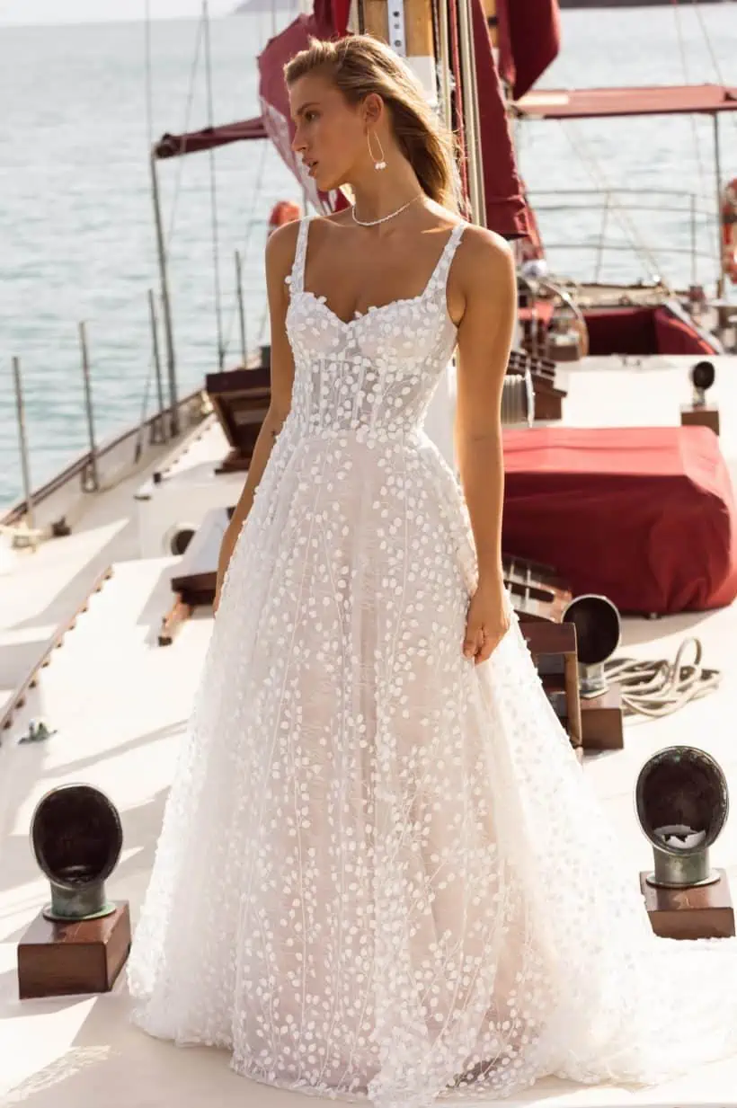 Romantikus, fiatalos, modern. Egy igazán bájos A vonalú tüll menyasszonyi ruha 3D csipkedíszekkel. Style: Madi Lane "Jordan" Szemből2