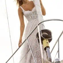 A-vonalú, bohó esküvői ruha siffonból 3D csipkével díszítve.