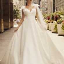 Letisztult, elegáns, minimál stílusú, A vonalú szatén menyasszonyi ruha szív alakú kivágással és báájos tüll vállpánttal. Style: Morilee - Joelle