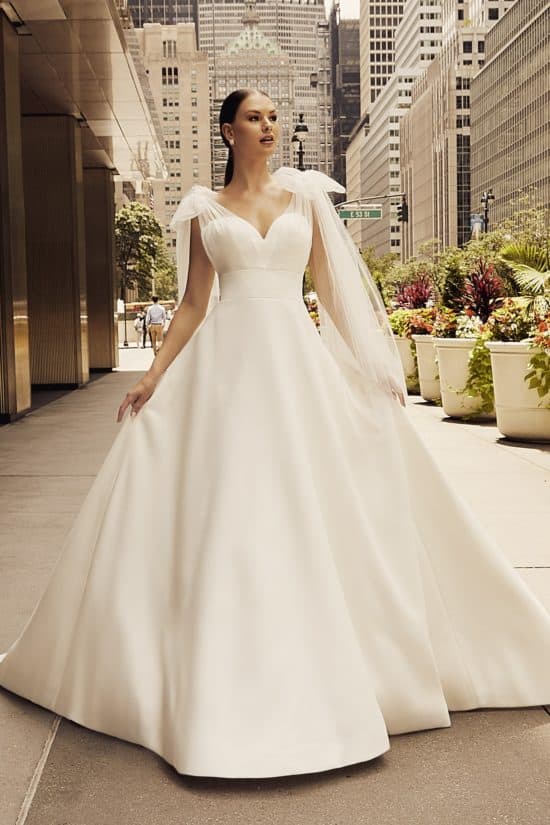 Letisztult, elegáns, minimál stílusú, A vonalú szatén menyasszonyi ruha szív alakú kivágással és báájos tüll vállpánttal. Style: Morilee - Joelle