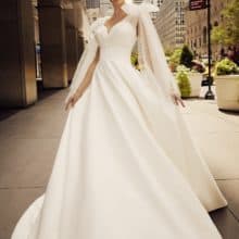 Letisztult, elegáns, minimál stílusú, A vonalú szatén menyasszonyi ruha szív alakú kivágással és báájos tüll vállpánttal. Style: Morilee - Joelle Elölről