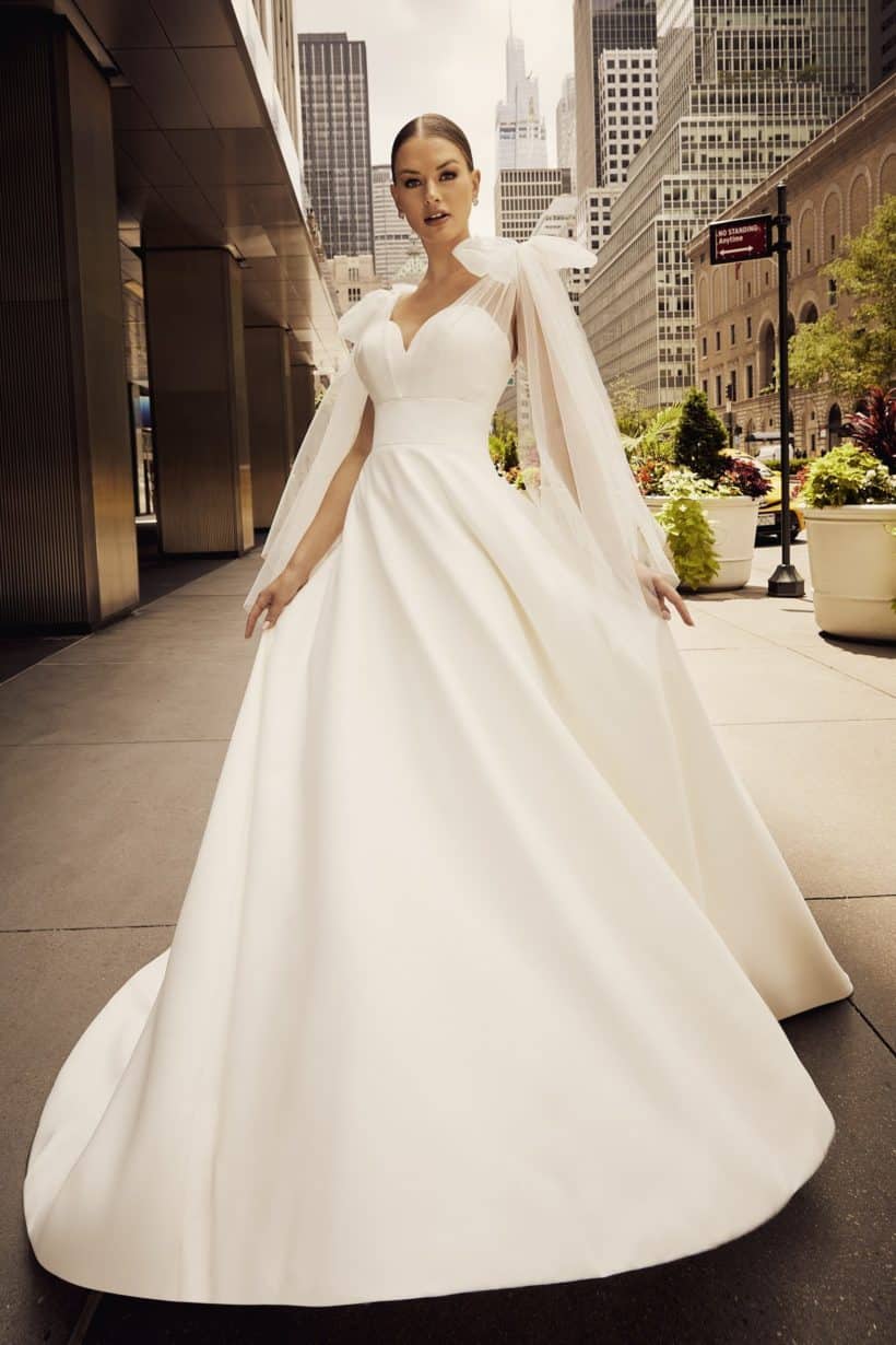Letisztult, elegáns, minimál stílusú, A vonalú szatén menyasszonyi ruha szív alakú kivágással és báájos tüll vállpánttal. Style: Morilee - Joelle Elölről