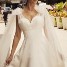 Letisztult, elegáns, minimál stílusú, A vonalú szatén menyasszonyi ruha szív alakú kivágással és báájos tüll vállpánttal. Style: Morilee - Joelle Közelről